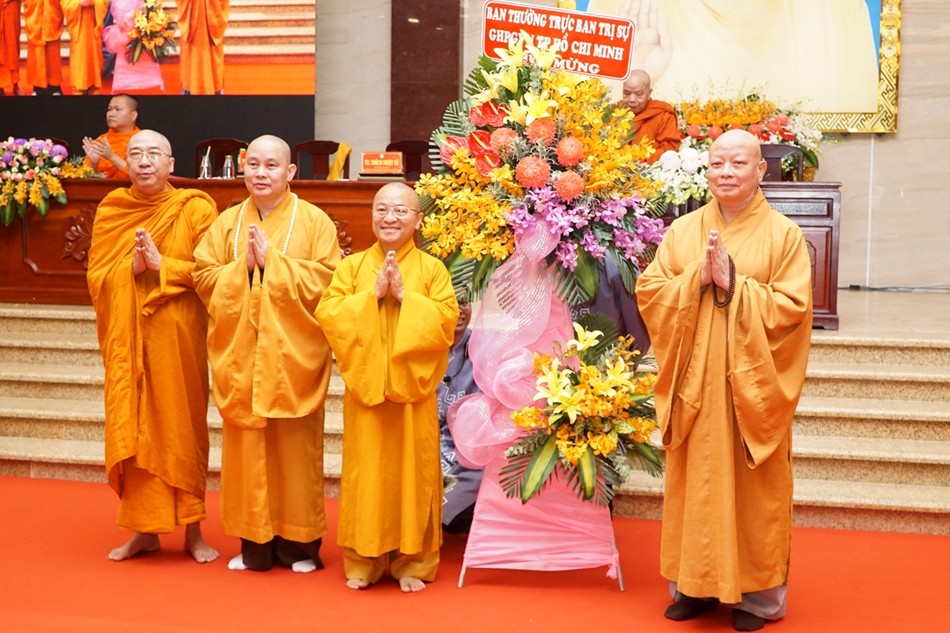 Hòa thượng Thích Lệ Trang tặng lẵng hoa chúc mừng của Ban Thường trực Ban Trị sự GHPGVN TP.HCM