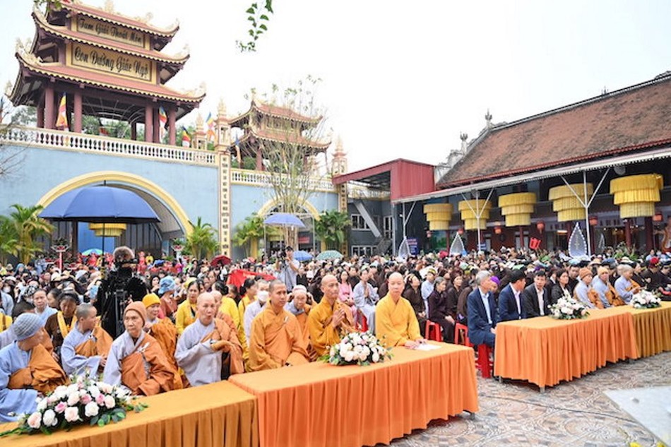 Chư tôn đức Tăng Ni, Phật tử tham dự khai mạc hội Xuân Giáp Thìn và tưởng niệm Thánh Tổ Non Đông