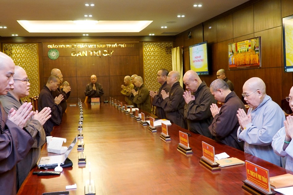 Chư tôn đức niệm Phật cầu gia hộ trước buổi họp