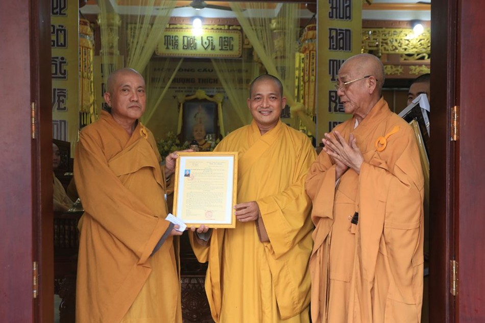 Đại đức Thích Lệ Duyên trao quyết định bổ nhiệm trụ trì chùa Long Nghĩa đến Đại đức Thích Bửu Thiện