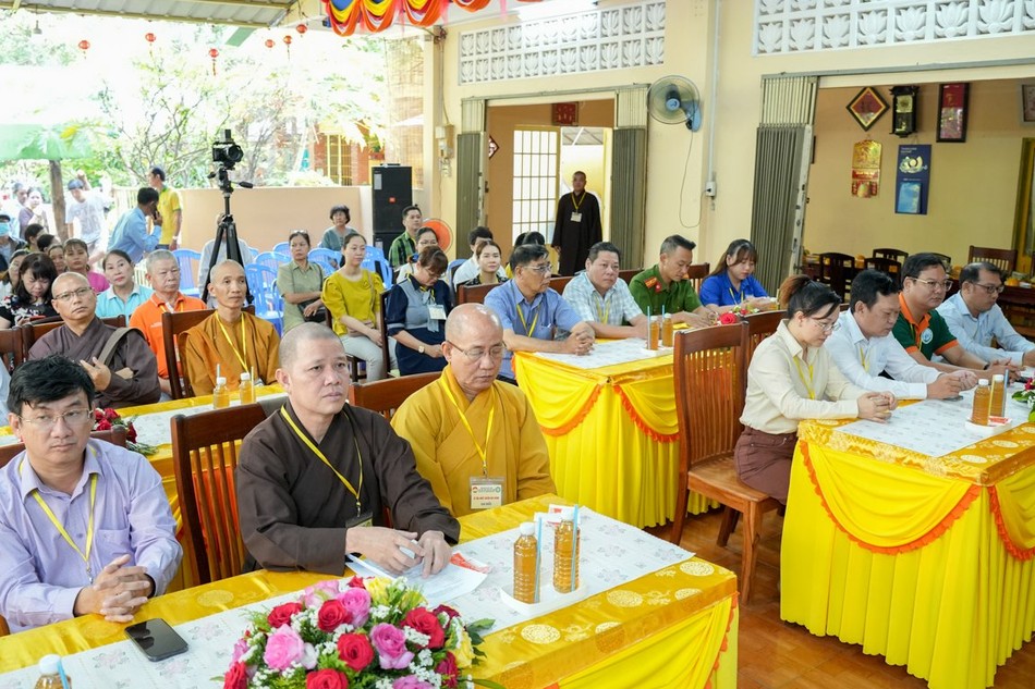 Đại biểu tham dự buổi ra mắt Điểm an sinh xã hội chùa Minh Đức nhằm hỗ trợ cho các hoàn cảnh khó khăn