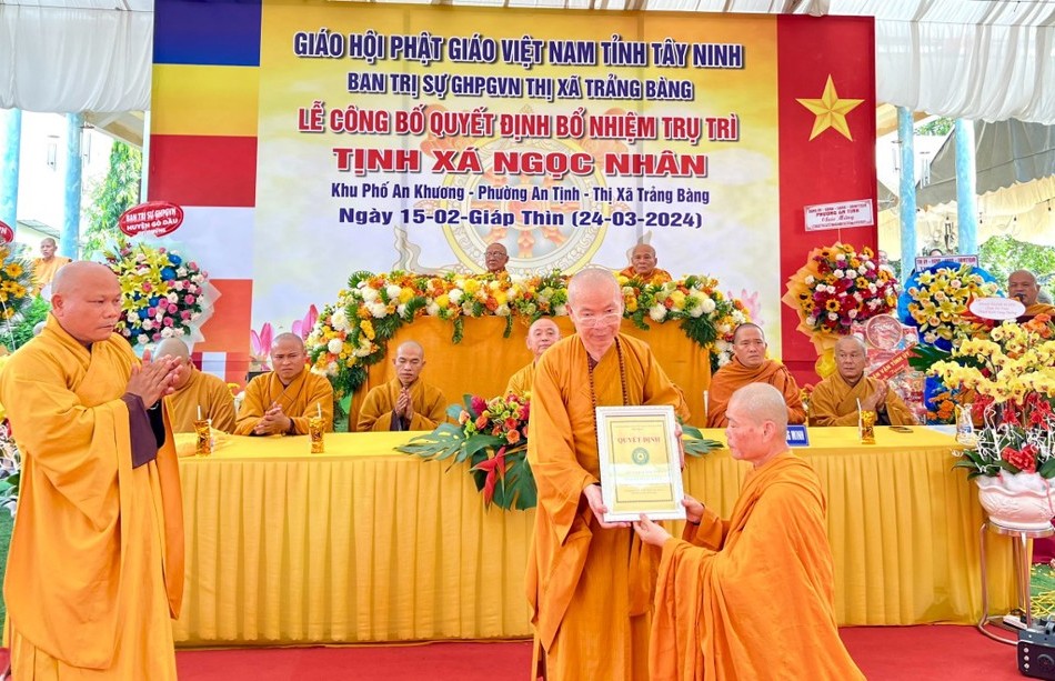 Hòa thượng Thích Niệm Thới trao quyết định bổ nhiệm trụ trì tịnh xá Ngọc Nhân