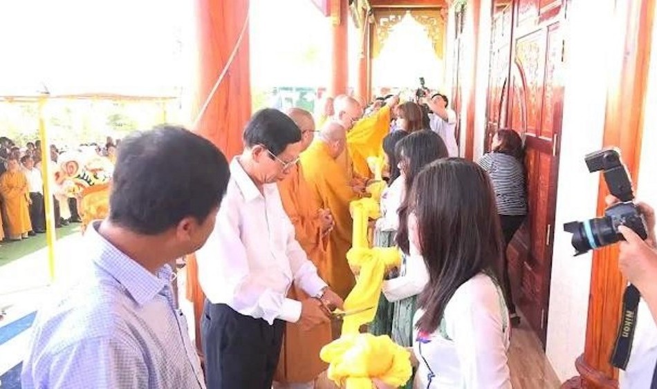 Cắt băng khánh thành ngôi chánh điện chùa Kim Bửu