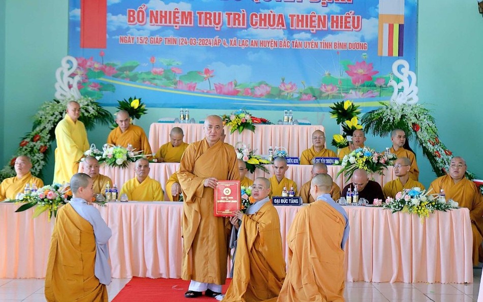  Hòa thượng Thích Huệ Thông đã trao quyết định bổ nhiệm trụ trì chùa Thiện Hiếu đến Ni sư Thích nữ Quảng Minh
