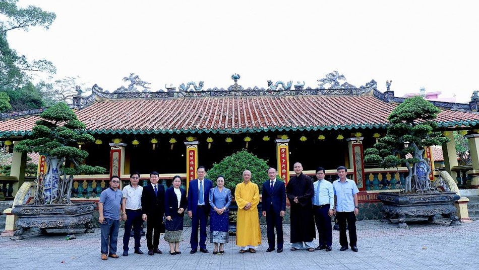 Phái đoàn tham quan và chụp ảnh lưu niệm trước chùa Hội Khánh