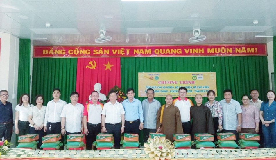 Ban Trị sự GHPGVN tỉnh Bến Tre, Ủy ban Nhân dân xã Hưng Phong tổ chức tặng quà đến hộ nghèo