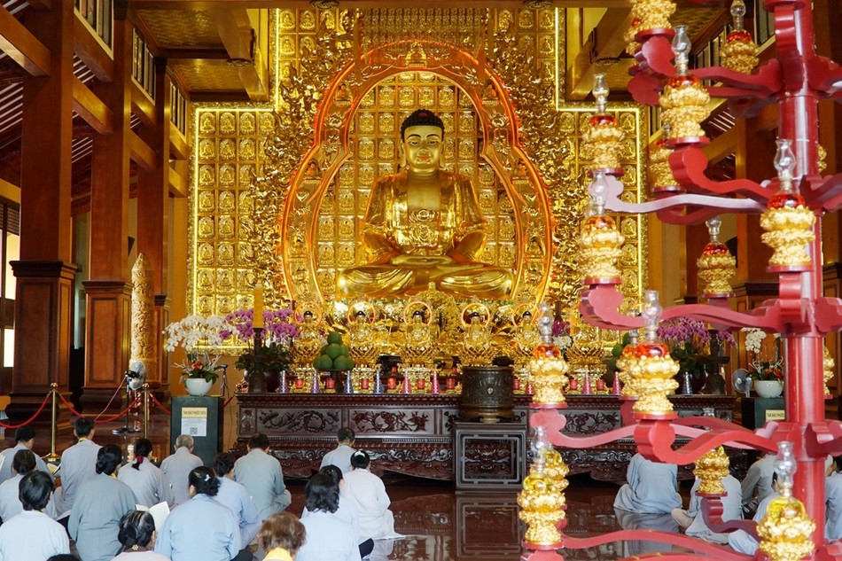 Đạo tràng Phật tử trì tụng kinh trong "Một ngày an lạc" tại chánh điện Việt Nam Quốc Tự