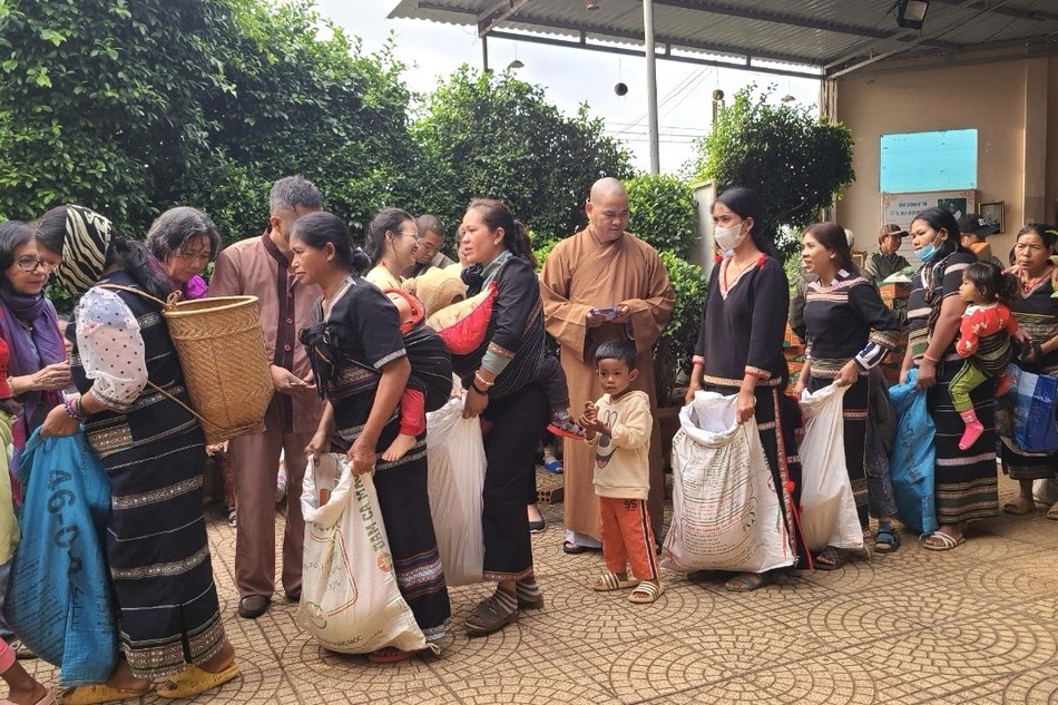 Thượng tọa Thích Thiện Thông, trụ trì chùa Liên Trì trao quà đến đồng bào dân tộc tại tỉnh Lâm Đồng