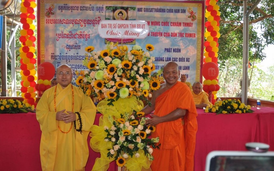 Đại diện Ban Trị sự GHPGVN tỉnh BR-VT tặng hoa chúc mừng 