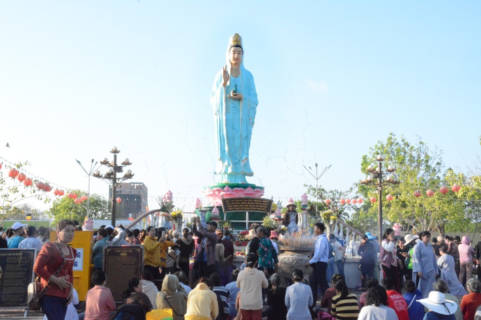 Đồng bào, Phật tử tham dự Lễ hội Quan Âm Nam Hải tại TP.Bạc Liêu