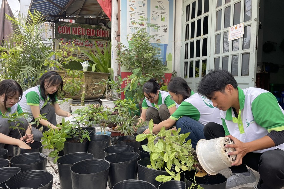  Câu lạc bộ Thực hành sống xanh vừa ra mắt Vườn ươm cây xanh - Ảnh: CTh
