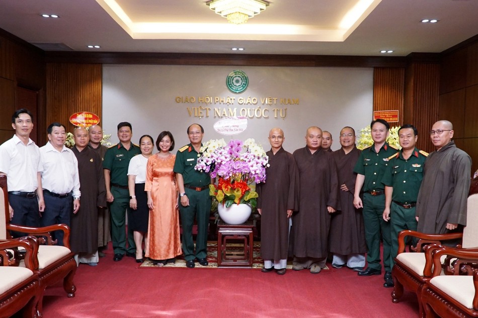 Đại tá Nguyễn Thanh Phong, Phó Chủ nhiệm Chính trị Bộ Tư lệnh TP.HCM chúc mừng Phật đản