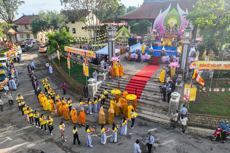Cung nghinh chư tôn đức, quan khách tham dự Đại lễ tại lễ đài của Phật giáo tỉnh - chùa Linh Sơn