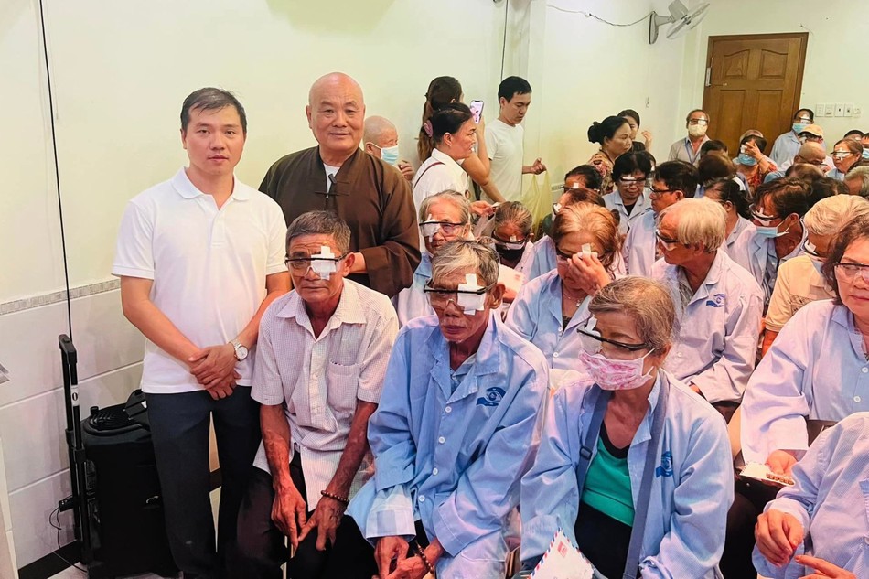 Bệnh nhân nghèo được tài trợ phẫu thuật đem lại ánh sáng cho đôi mắt