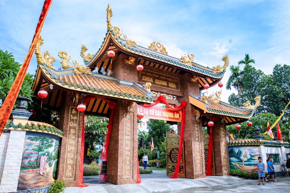 Tam quan chùa Quang Hòa được xây dựng khang trang