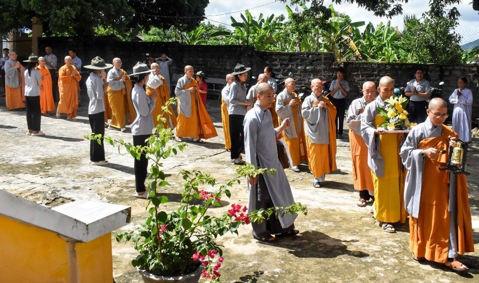 Đoàn Phân ban Ni giới T.Ư quang lâm TX.Ngọc Hòa, tỉnh Kon Tum - Ảnh: Công Trí - Mỹ Hiệp