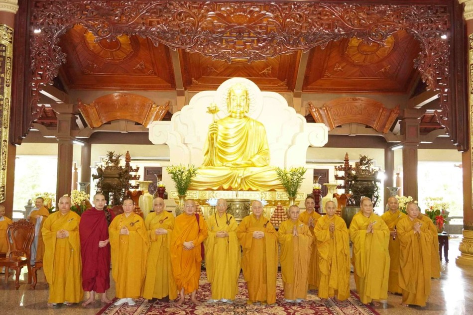 Chư tôn đức tại Ban Thường trực Ban Trị sự tỉnh chụp ảnh lưu niệm tại thiền viện Thường Chiếu