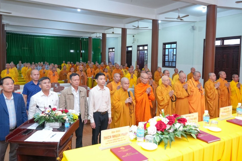 Chư tôn đức và đại diện các cơ quan thực hiện nghi thức chào Quốc kỳ, Đạo kỳ tại lễ khai mạc