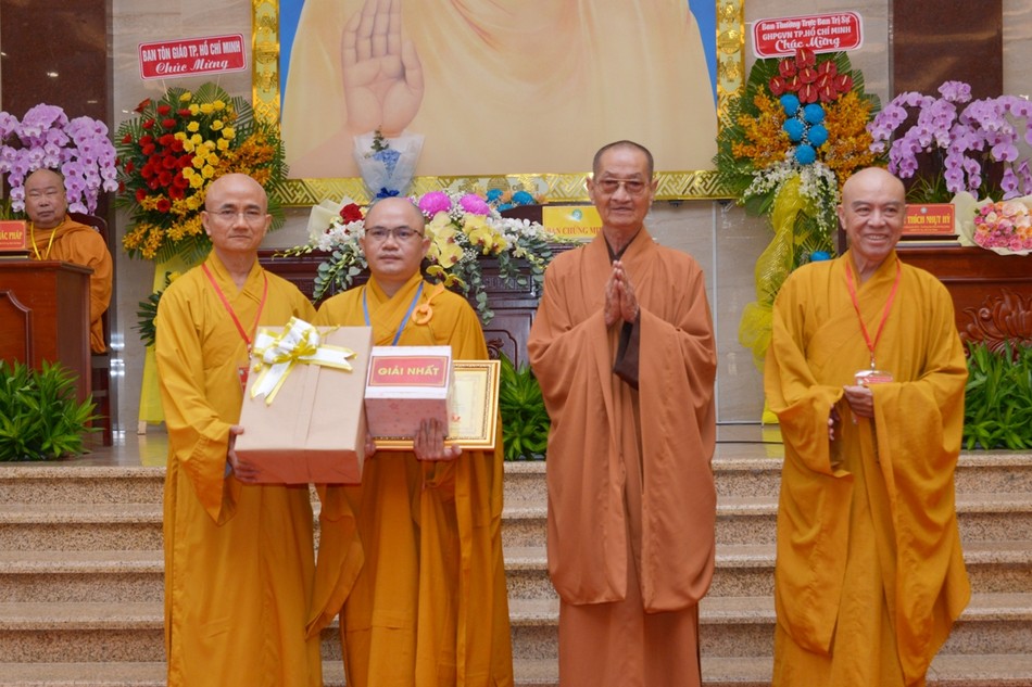Chư tôn đức trao giải nhất đến Đại đức Thích Thiên Khánh - đơn vị Phật giáo Q.3