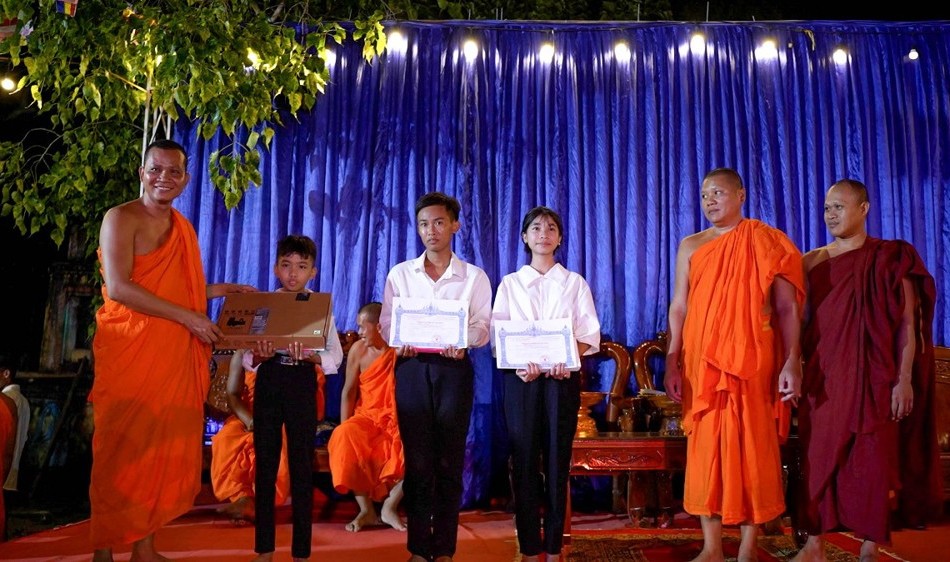 Hội Đoàn kết Sư sãi yêu nước tỉnh tặng quà cho học sinh