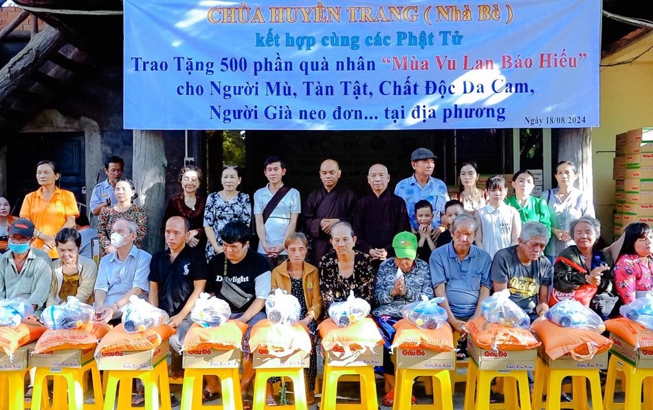 Chùa Huyền Trang tổ chức tặng 500 phần quà nhân mùa Vu lan