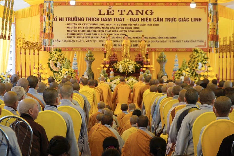 Chư tôn đức Tăng Ni, Phật tử tham dự hộ niệm tại lễ nhập kim quan Ni trưởng Thích Đàm Tuất