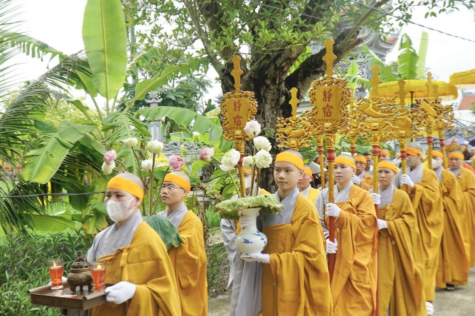 Môn đồ pháp quyến cung thỉnh kim quan nhập bảo tháp trong khuôn viên chùa Phúc Lâm