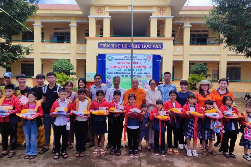 Nhóm thiện nguyện tại TP.Cần Thơ trao quà đến học sinh Trường Tiểu học Bùi Thị Xuân