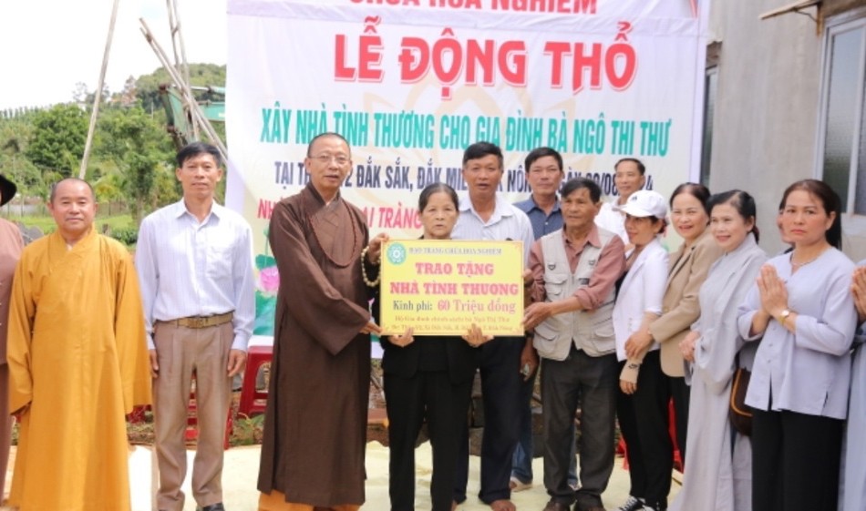 Thượng tọa Thích Quảng Tuấn trao hỗ trợ xây nhà tình thương