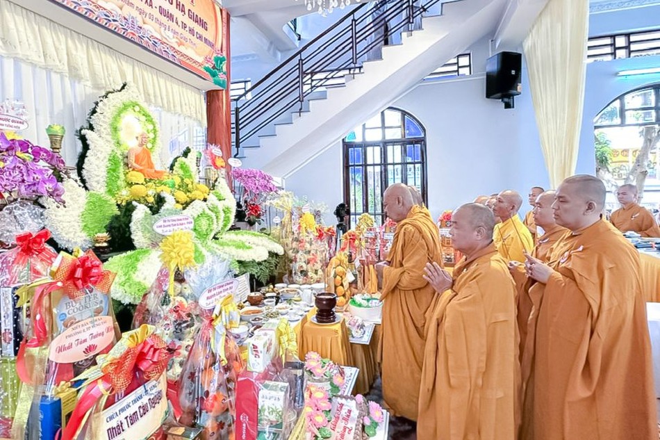 Chư tôn đức thắp nén tâm hương tưởng niệm Giác linh Hòa thượng Thích Từ Giang