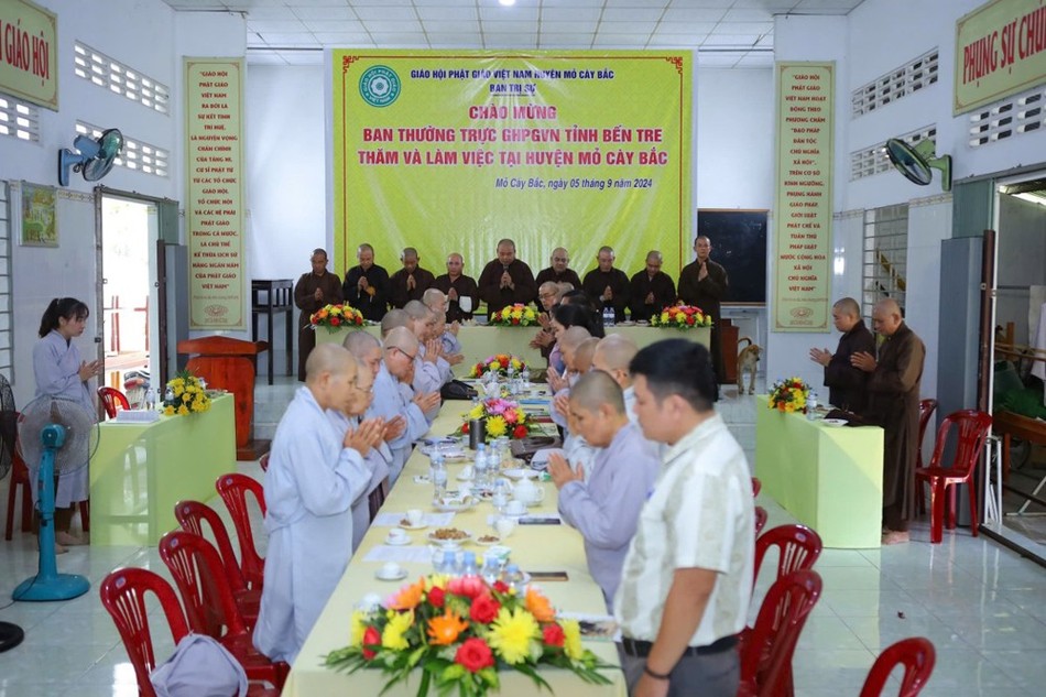  Đoàn Ban Trị sự GHPGVN tỉnh đến thăm, làm việc với Ban Trị sự Phật giáo H.Mỏ Cày Bắc