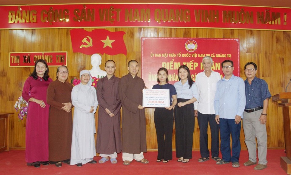 Đại đức Thích Tâm Quang trao ủng hộ đến đại diện Ủy ban MTTQVN TX.Quảng Trị