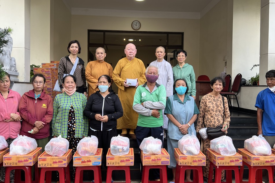 Ban Từ thiện xã hội báo Giác Ngộ tổ chức tặng 100 phần quà đến bà con có hoàn cảnh khó khăn