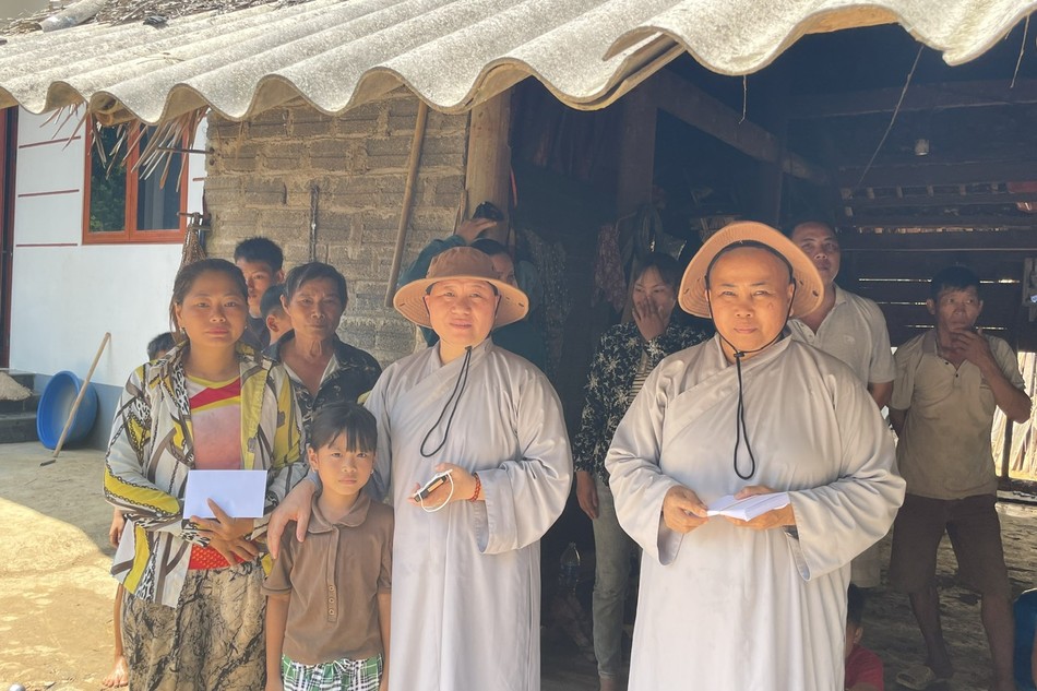 Nhiều ngôi nhà tại đây còn trống hoắc do bão số 3