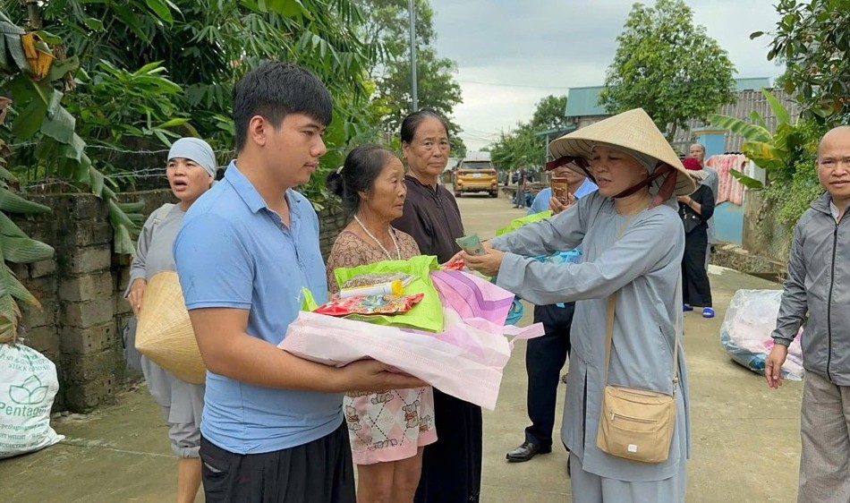 Đoàn chia sẻ đến bà con vùng bão lũ xã Hiền Lương