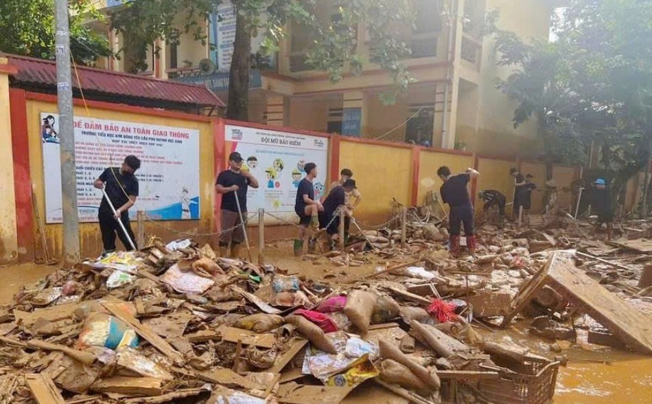 Bà con tỉnh Yên Bái ra sức dọn dẹp những ngỗn ngang để lại sau bão số 3 - Ảnh: TN