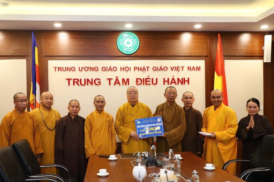 Phân ban Phật tử Dân tộc T.Ư trao ủng hộ đồng bào vùng bão lũ 