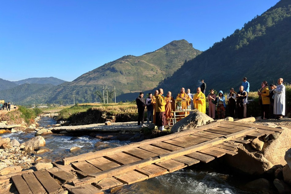 Lễ động thổ xây dựng cầu tình thương tại bản Giạng Phổng, xã Ngọc Chiến, H.Mường La, tỉnh Sơn La 