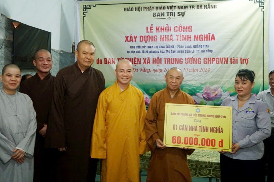 Ban Trị sự GHPGVN TP.Đà Nẵng trao hỗ trợ xây nhà tình nghĩa đến Phật tử Quảng Tịnh