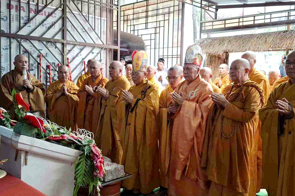 Chư tôn đức cử hành nghi thức cầu nguyện đặt đá xây dựng chùa Minh Đạo