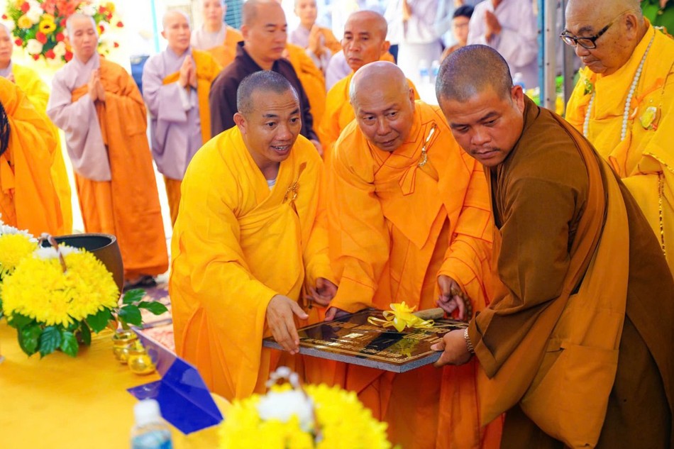 Chư tôn đức thực hiện nghi thức đặt đá khởi công trùng tu chánh điện chùa Hiệp Phước