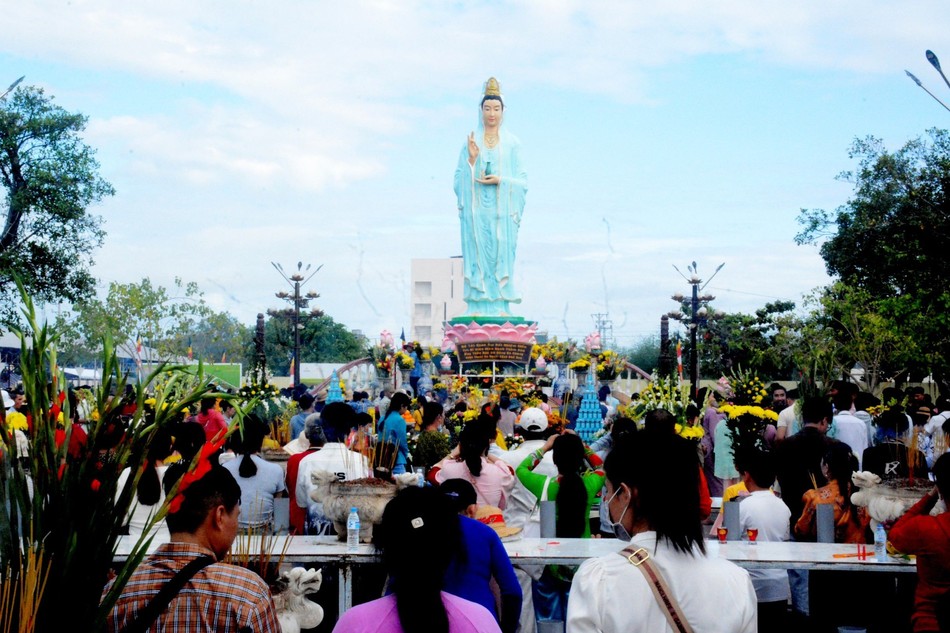 Phật tử các nơi về đảnh lễ Đức Quán Thế Âm tại Quán Âm Phật Đài - Bạc Liêu