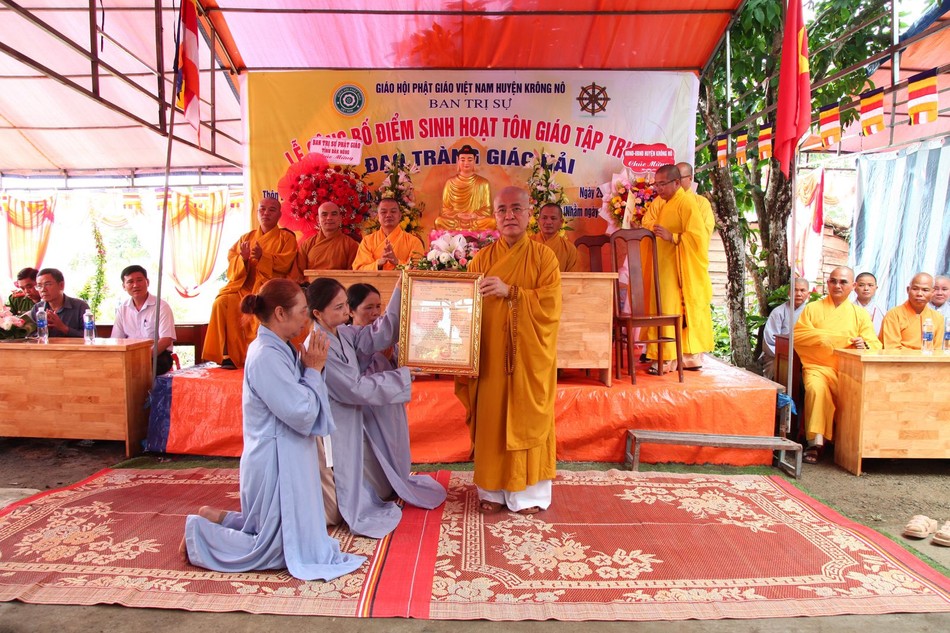 Thượng tọa Thích Quảng Hiền trao quyết định đến đại diện Ban Hộ tự đạo tràng Giác Hải