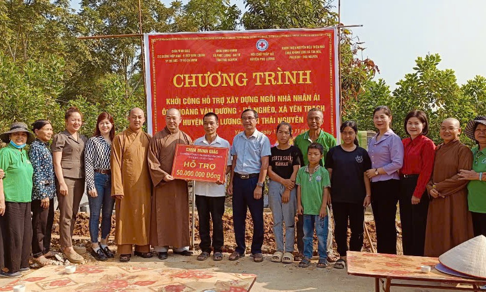 Đại đức Thích Đồng Quảng trao bảng hỗ trợ xây dựng nhà tình thương đến gia đình anh Hoàng Văn Dương, xã Yên Trạch