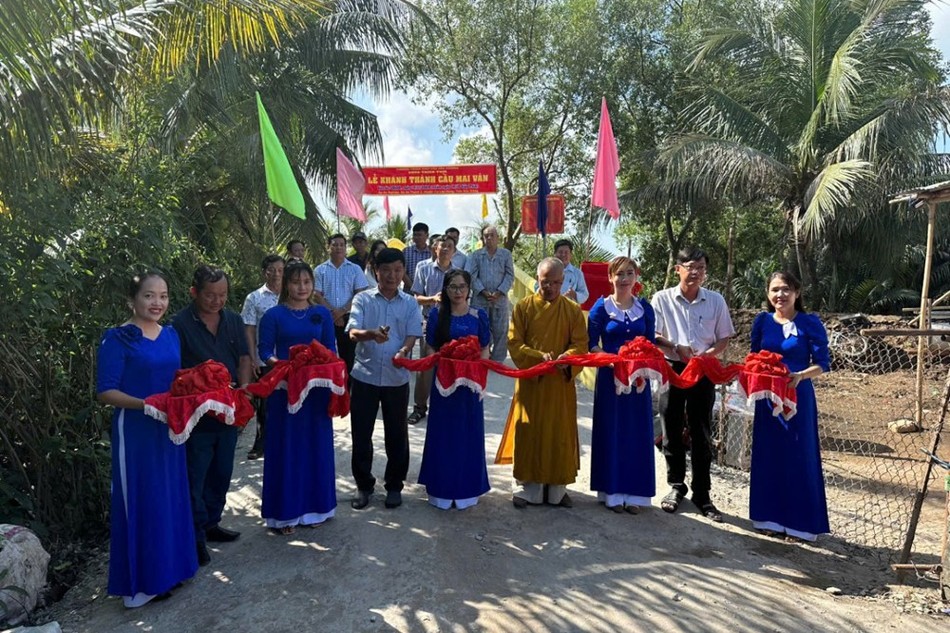 Cắt băng khánh thành cây cầu Mai Vân, tại H.Cù Lao Dung