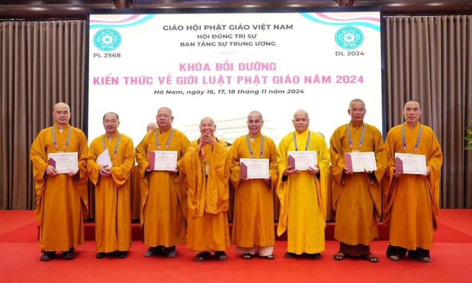 Trưởng lão Hòa thượng Thích Thiện Nhơn trao chứng nhận đến lãnh đạo các Ban Trị sự tỉnh thành hoàn thành Khóa bồi dưỡng về Giới luật Phật giáo