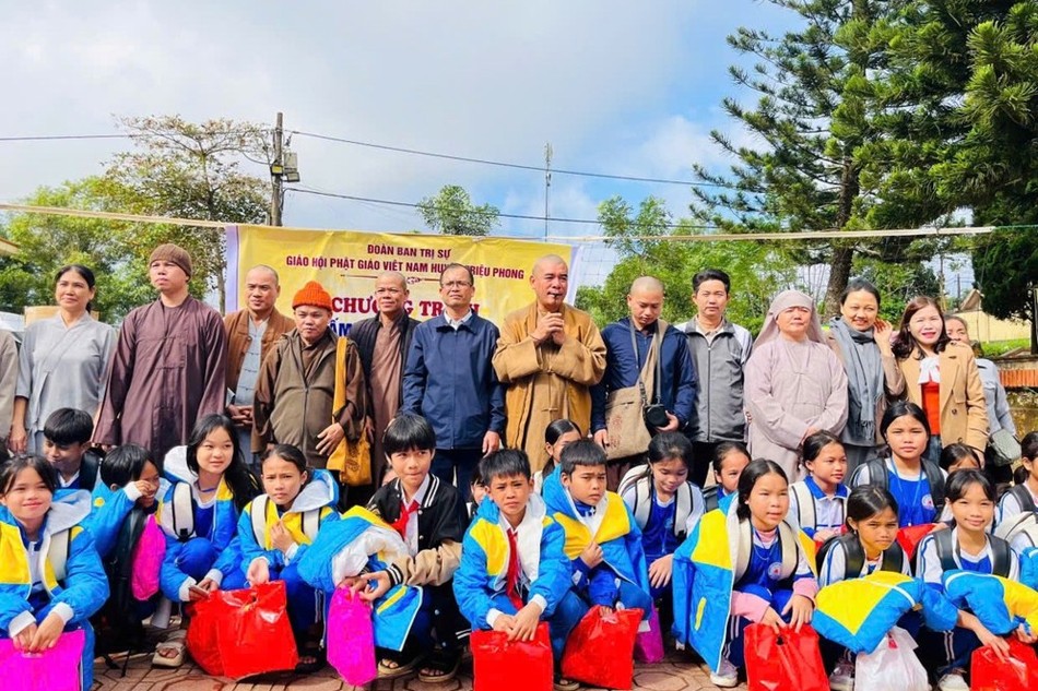 Đoàn Ban Trị sự Phật giáo H.Triệu Phong trao quà cho học sinh vùng cao H.Hướng Hóa