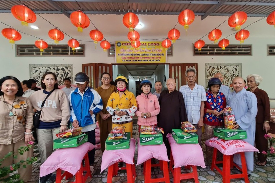 Đoàn từ thiện Ni viện Thiện Hòa trao quà đến bà con khó khăn tại xã Đất Mũi