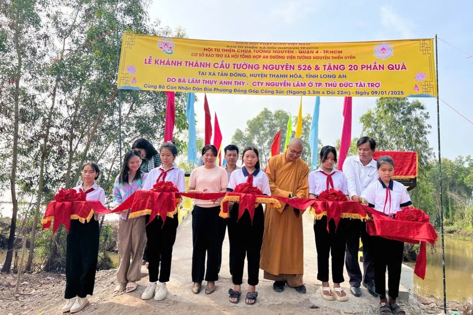 Cắt băng khánh thành cầu Tường Nguyên 526 tại xã Tân Đông, H.Thạnh Hóa