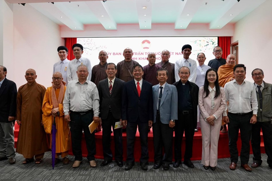 Chư vị chức sắc các tôn giáo chụp ảnh lưu niệm cùng lãnh đạo tỉnh nhân họp mặt mừng Xuân Ất Tỵ